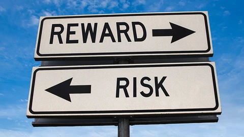 Sign with words REWARD and arrow pointing right and below RISK with arrow pointing left
